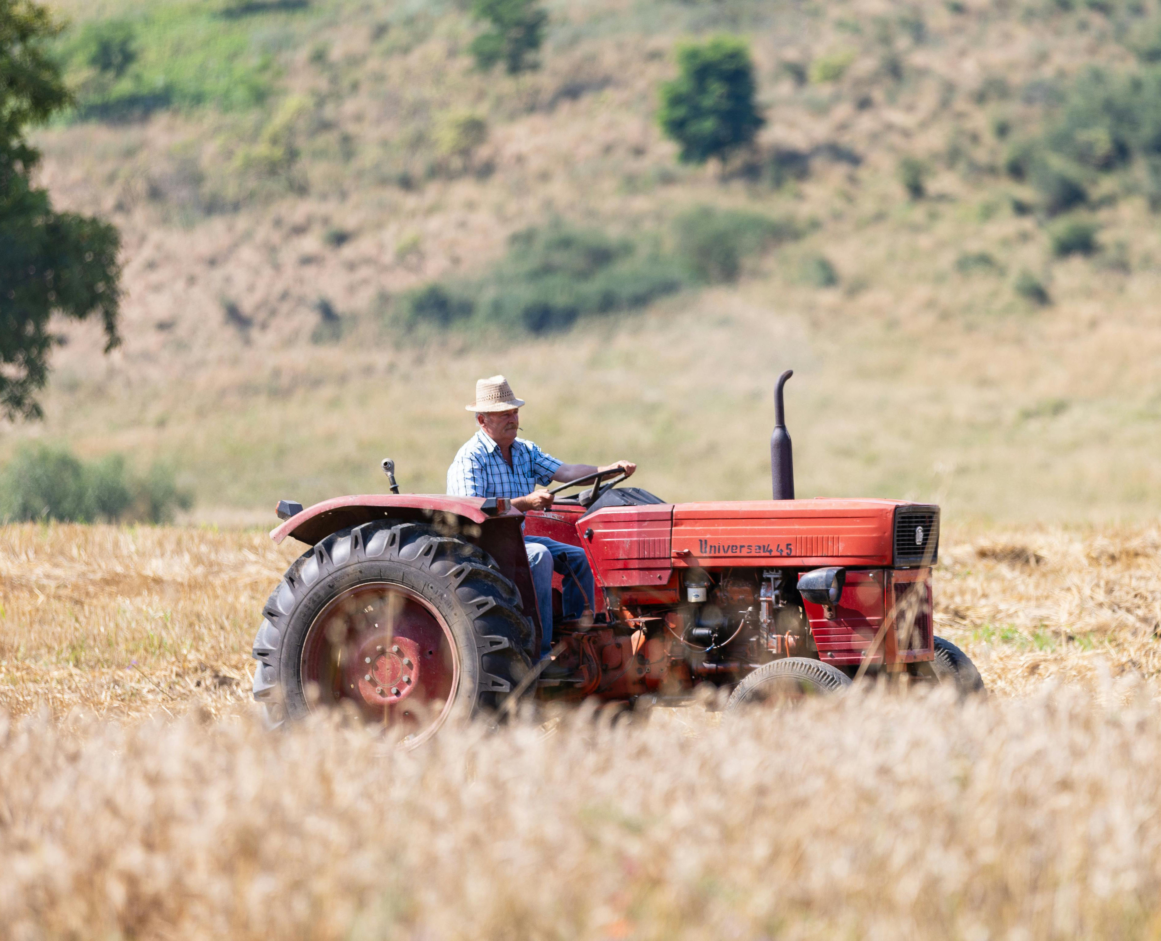 Agricultor en tractor en campo